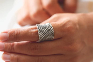 Bague large réglable faite à la main en argent sterling 925 oxydé, style bohème, bague pour le pouce, bijoux de style artisanal, prix de gros - Product Image 3