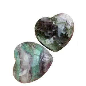 Nuovo cuore di cristallo di Fluorite arcobaleno all'ingrosso di alta qualità guarigione spirituale gemma sfusa cuore gonfio per la decorazione domestica