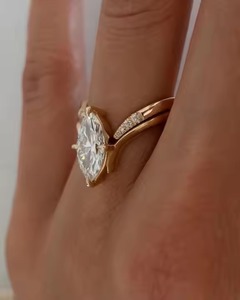 Bague de fiançailles en diamant de laboratoire VS1 Marquise Cut sertie d'une alliance unique en or massif 14 carats pour femme - Product Image 4