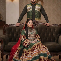 Robe tribale afghane Kuchi exquise et lourdement brodée en vert émeraude et rouge bordeaux avec des motifs traditionnels de pièces de monnaie et des miroirs
