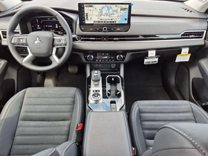Outlander PHEV SE Berline d'occasion 2024 à vendre, transmission automatique à 1 vitesse, transmission intégrale, sièges en cuir, toit ouvrant - Product Image 6