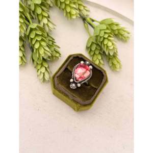 Anillo Ajustable Johnny Dixon con Dalia Rosa y Tecnología de Incrustación en Bisel de Plata de Ley, Regalo - Product Image 3