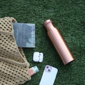 Élégante bouteille en cuivre artisanale pour un mode de vie sain avec des avantages ayurvédiques et une belle finition pour une hydratation moderne - Product Image 4
