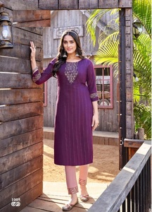 Kurtis pour femmes en rayonne lourde avec broderie et travail manuel, vente en gros - Product Image 3