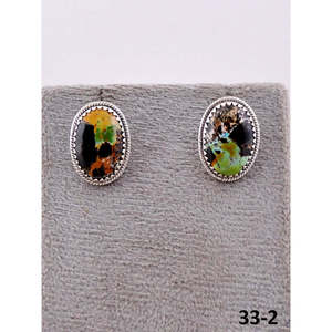 Boucles d'oreilles clous classiques faites à la main Southwest en turquoise Black Jack et argent sterling avec sertissage clos pour mariages ou soirées - Product Image 2