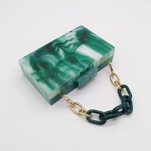 กระเป๋าคลัทช์เรซิ่นผู้หญิง ราคาส่งจากโรงงาน รับผลิตตามแบบ กระเป๋าถือแฟชั่นสำหรับงานปาร์ตี้และงานแต่งงาน - Product Image 2