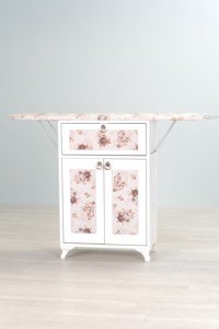 Tabla de Planchar Plegable y Ajustable de Madera con Armario, Marco Blanco y Patrón Floral Marrón para Uso Doméstico - Product Image 2