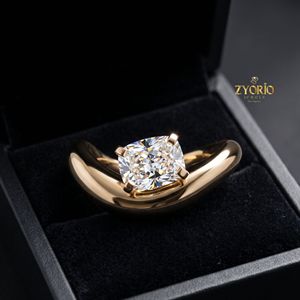Anillo Solitario con Corte Cojín en Oro de 14K, Anillo de Novia Contemporáneo con Diseño Abierto - Product Image 5