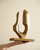 Sculpture en bois de style antique fabriquée avec un look vintage idéal pour une décoration classique et une expression artistique intemporelle
