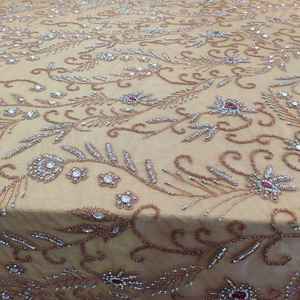 Tissu brodé artisanal de fabrication indienne avec perles, paillettes et perles pour vêtements de mariée et de cérémonie disponibles à la vente - Product Image 2