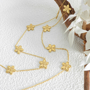 Collier minimaliste en acier inoxydable plaqué or avec breloques fleurs, vente en gros - Product Image 3