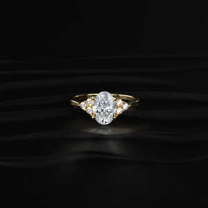 Anillo de Moissanita con Corte Ovalado y Piedras Laterales Redondas, Plata de Ley 925, Oro de 10k, 14k, 18k, Platino, Amarillo, Rosa, Blanco, 2.15 CT - Product Image 1