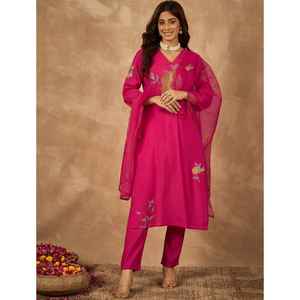 Hermosos Conjuntos Modernos de Salwar Kameez Reversibles de Chanderi Puro con Blusas Bordadas y Diseños Impresionantes para Todas las Temporadas - Product Image 1