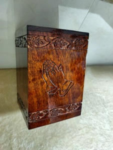 Urne funéraire en bois sculpté pour adulte avec motif mains en prière, couleur marron, style rectangulaire haut, fourniture funéraire - Product Image 5