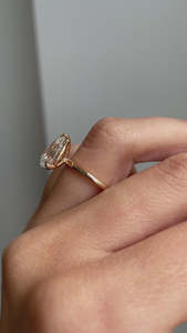 Estilo de lujo 18K oro amarillo sólido solitario pera corte laboratorio cultivado Diamante tachonado 3 garras diseñador mujeres fina promesa anillos a granel - Product Image 5