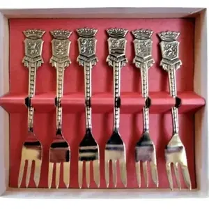 Ensemble de fourchettes en acier inoxydable avec poignée en laiton gravé parfait pour les accessoires de cuisine et de restaurant de table de mariage faits à la main - Product Image 1