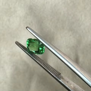 Pierre précieuse Tsavorite naturelle taille coussin 1,48 carats, qualité AAA avec lustre AAA et couleur vert vibrante, coupe et polissage parfaits - Product Image 4