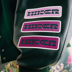 Abordable de haute qualité OEM Logo personnalisé épaule tombante Letterman manches longues femmes Université Baseball Bomber Varsity Jacket - Product Image 6