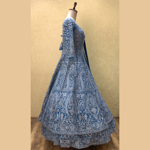 Vestido occidental de moda Yale Blue Indo en red suave con intrincado Dori y bordado de lentejuelas para todas las ocasiones al por mayor de La India - Product Image 3