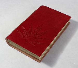 Journal en cuir de chèvre TC de haute qualité, véritable, fait à la main, de couleur rouge, avec feuille de chanvre en relief sur la couverture avant - Product Image 2
