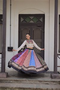 Lehenga Choli de Diseñador para Navratri con Gota Patti y Trabajo de Espejo, Colección Navratri - Product Image 4