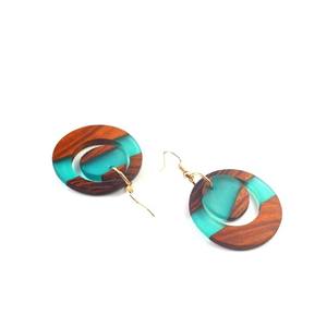 Boucles d'oreilles artisanales en résine et en bois - design personnalisé pour les accessoires de bijoux pour femmes ici - Product Image 1