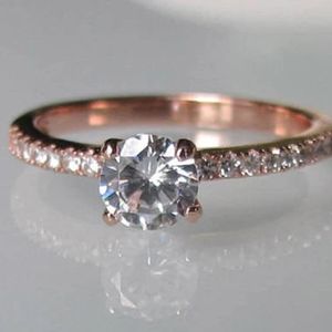 Bague de fiançailles en diamant taille ronde pour femme - Product Image 1