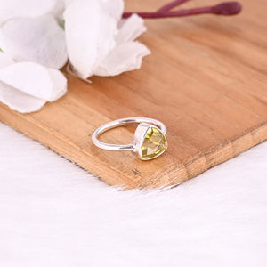 แหวนพลอยเพอริดอททรงทริลเลียนธรรมชาติ ตัวเรือนเงินแท้ 925 ประดับแบบฝังขอบ งานแฮนด์เมด สำหรับผู้หญิง แหวนดีไซน์โดดเด่น - Product Image 2