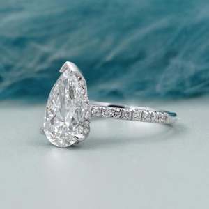 Anillo de Compromiso con Diamante Cultivado en Laboratorio Certificado por IGI, con Banda Pavé y Halo Oculto, Estilo Pera - Product Image 3