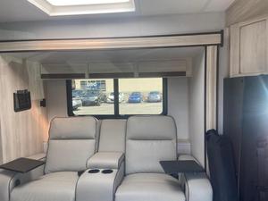 2023 MBB Sprinter 3500XD Clase C Autocaravana Sunseeker 4200 Millas con cama Queen Size y motor V6 - Product Image 6