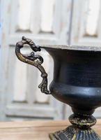 Urne décorative vintage noire et or en métal avec poignées à motifs, finition antique en fonte ou en aluminium, vase à fleurs décoratif
