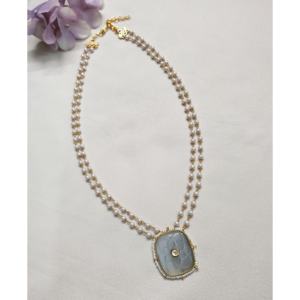 Collier de perles à double brin Pendentif en agate sculptée plaqué or Design floral Bijoux fins faits à la main Accessoire de mode pour femmes - Product Image 1