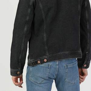 Nuevo diseño informal Color sólido Impreso Desgastado Camisa de moda individual Estilo vintage Chaqueta de mezclilla de invierno para hombres - Product Image 3