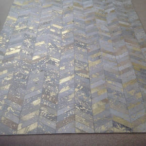 Tapis en peau de vache Chevron Devore fait main cheveux métalliques dorés sur tapis en cuir pour la décoration intérieure et extérieure de la maison - Product Image 3