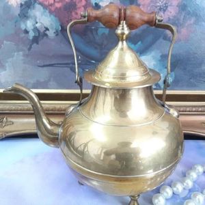 Bouilloire à thé vintage en laiton de 21 cm de haut en laiton et bois à pattes poignée fabriquée en Inde - Product Image 1