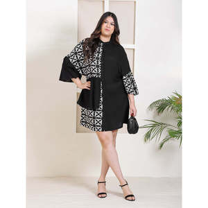 Deebaco Vestido camisero de manga murciélago con botones y estampado geométrico en contraste con cuello mandarín para mujer de talla grande - Product Image 1