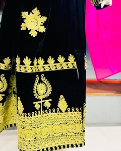 Abrigo Largo de Terciopelo Morado Real con Impresionante Bordado de Espejo Plateado en Patrones Geométricos, Cuello Alto, Estilo Maniquí - Product Image 5