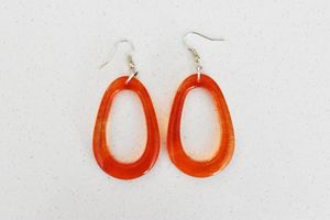 Modernos Aros de Resina Duraderos con Detalles en Oro, Modelados a Mano - Product Image 3