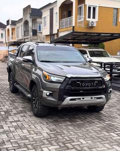 Para Hilux 4x4 Turbo AWD, Camioneta de Gasolina Usada con Asientos de Cuero R18 - Product Image 1