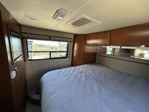 Autocaravana Usada en Excelentes Condiciones, Modelo T-H-O-R M-O-T-O-R 31V 2010, Alto Rendimiento, 36 pies de Largo, 2000 kg de Carga Útil, Acero Inoxidable Oscuro, Plegable - Product Image 5