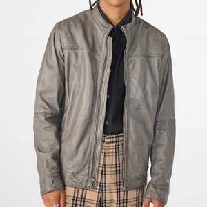 Chaqueta de cuero gris genuino para hombre Cuero de grano completo de alta calidad con aspecto vintage Ideal para moda urbana y aventuras al aire libre - Product Image 5