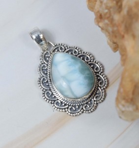 Colgante de Plata de Ley 925 de estilo vintage de diseñador hecho a mano Ajuste de bisel forma de pera de Larimar azul natural-compromiso perfecto - Product Image 3