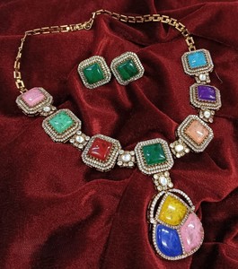 Conjunto de collar Polki de diseñador de lujo chapado en oro con pendientes joyería nupcial para celebración de boda y fiesta - Product Image 1