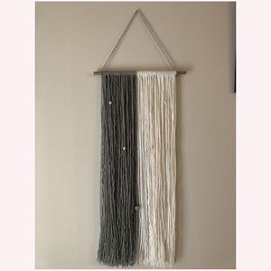 Fabriqué à la main 1ft x 2.5ft Boho Yarn Wall Hanging Modern Minimalist Macramé-Inspired Home Decor in Grey and White - Product Image 1
