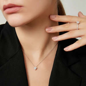 Collier pendentif en moissanite argentée 1 carat Cœur de Radiance - Product Image 5