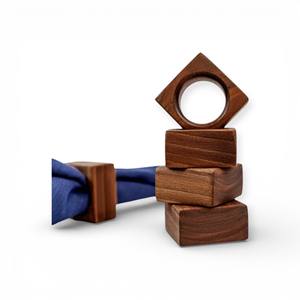 Ensemble d'anneaux de serviette en bois géométrique avec un design moderne de blocs empilés pour une décoration de table haut de gamme unique - Product Image 1