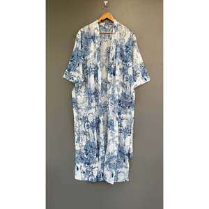 Kimono floral en coton fait main, léger, style bohème, sans col, personnalisable, respirant, idéal pour les loisirs et les voyages. - Product Image 1