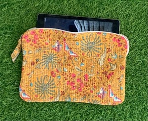 Belle moutarde Floral 100% coton bloc imprimé matelassé à la main pour ordinateur portable protecteur/pochette, pochette Ipad, pochette à fermeture éclair pour tablette - Product Image 3