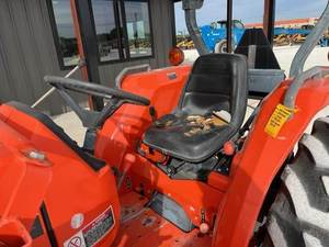 Tractor MX5000 2008: Potencia, Durabilidad y Versatilidad para Operaciones Agrícolas Un Tractor de Alto Rendimiento para Diversas Operaciones - Product Image 6
