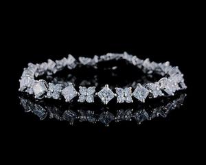 Belle princesse florale et coupe ronde Bracelet de tennis en diamant cultivé en laboratoire Excellente coupe Bijoux personnalisés Meilleur cadeau pour les femmes - Product Image 3